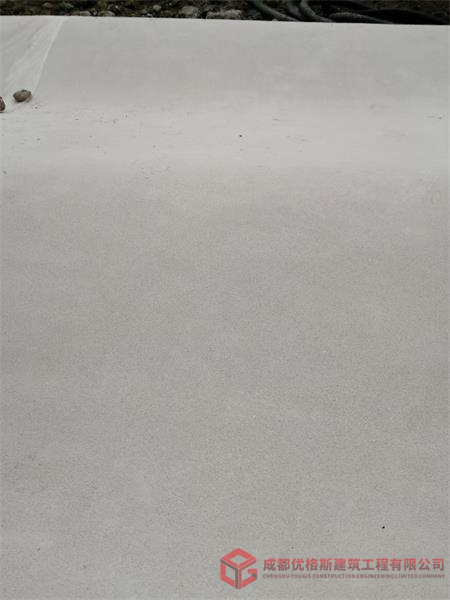 造成水磨石地坪开裂的因素主要有三点，解决办法只要记住一点